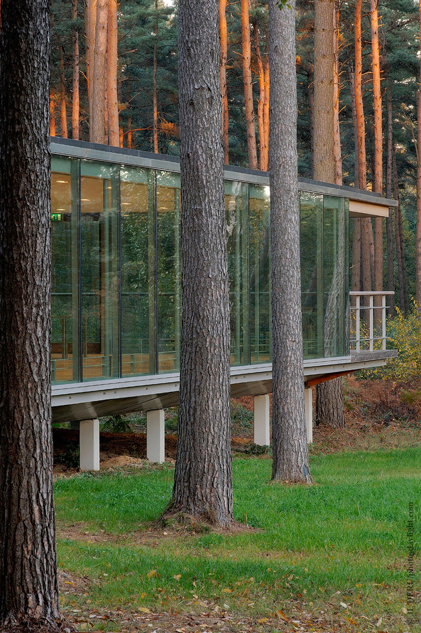 A Modern Forest House Built From Glass, Iron and Wood Structure in Ottignies, Belgium by Artau Architecture (2)