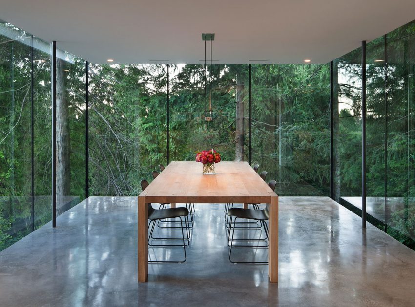 A Modern Forest House with Dramatic Cantilevers and Ocean Views in West Vancouver by Splyce Design (11)