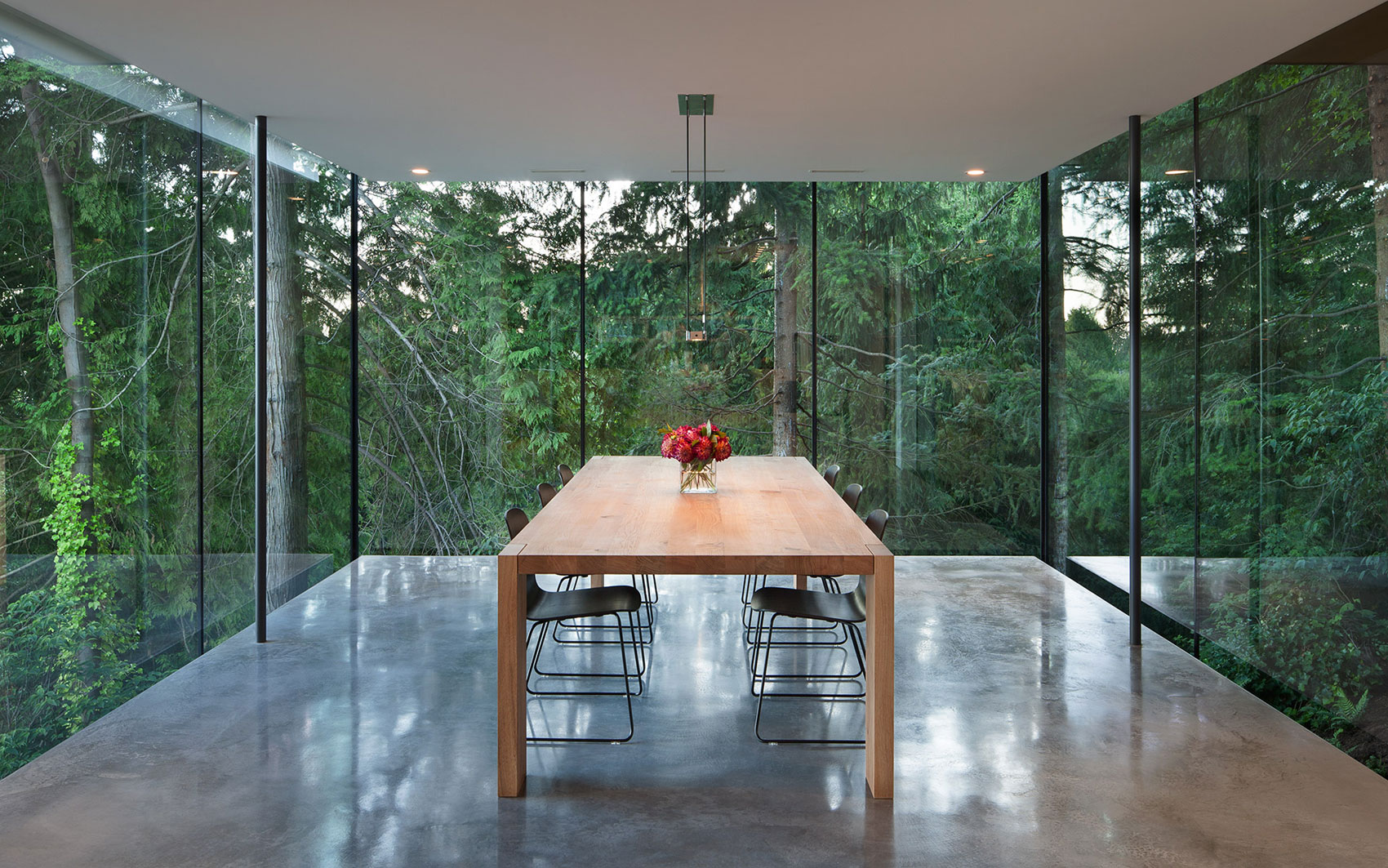 A Modern Forest House with Dramatic Cantilevers and Ocean Views in West Vancouver by Splyce Design (11)