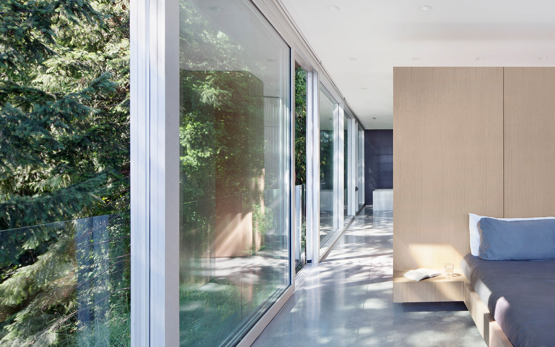 A Modern Forest House with Dramatic Cantilevers and Ocean Views in West Vancouver by Splyce Design (14)