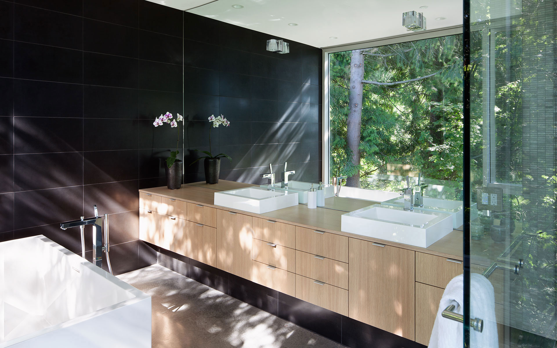 A Modern Forest House with Dramatic Cantilevers and Ocean Views in West Vancouver by Splyce Design (16)