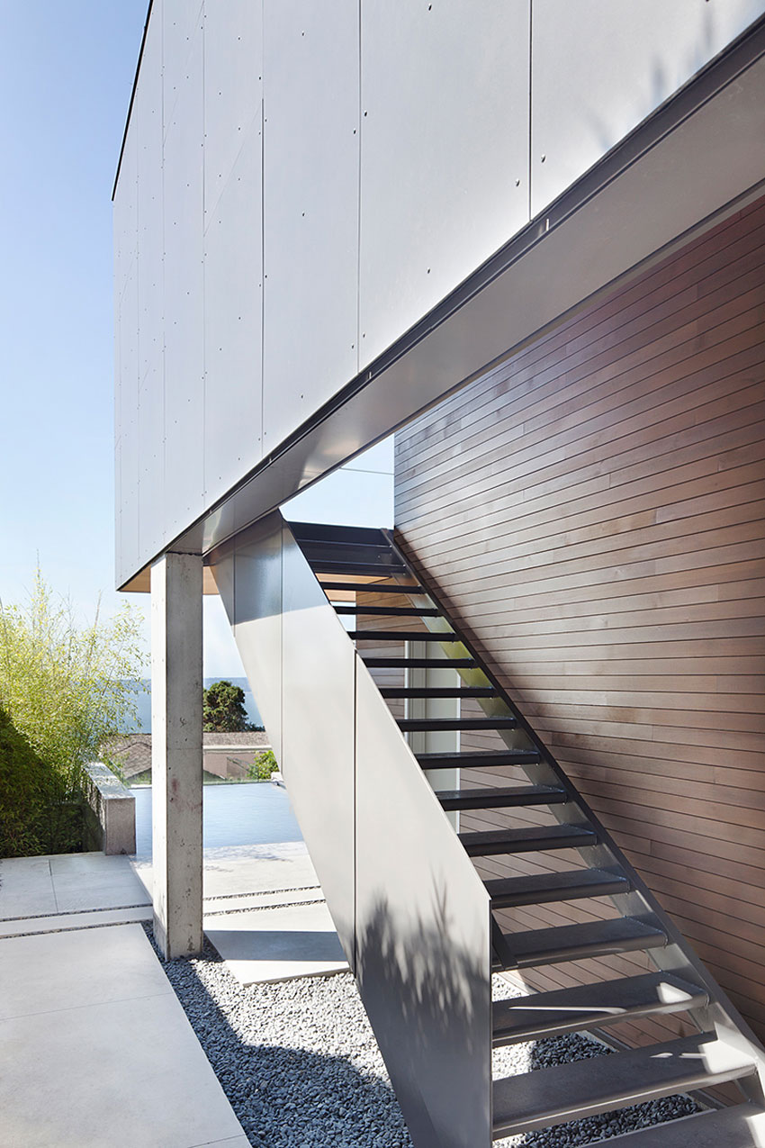 A Modern Forest House with Dramatic Cantilevers and Ocean Views in West Vancouver by Splyce Design (2)