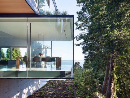 A Modern Forest House with Dramatic Cantilevers and Ocean Views in West Vancouver by Splyce Design (4)