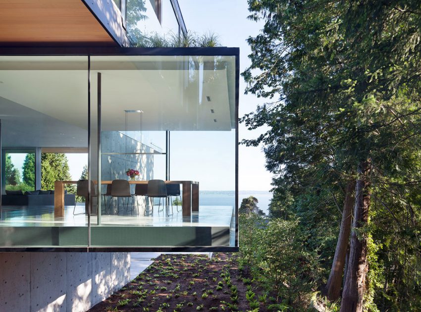 A Modern Forest House with Dramatic Cantilevers and Ocean Views in West Vancouver by Splyce Design (4)