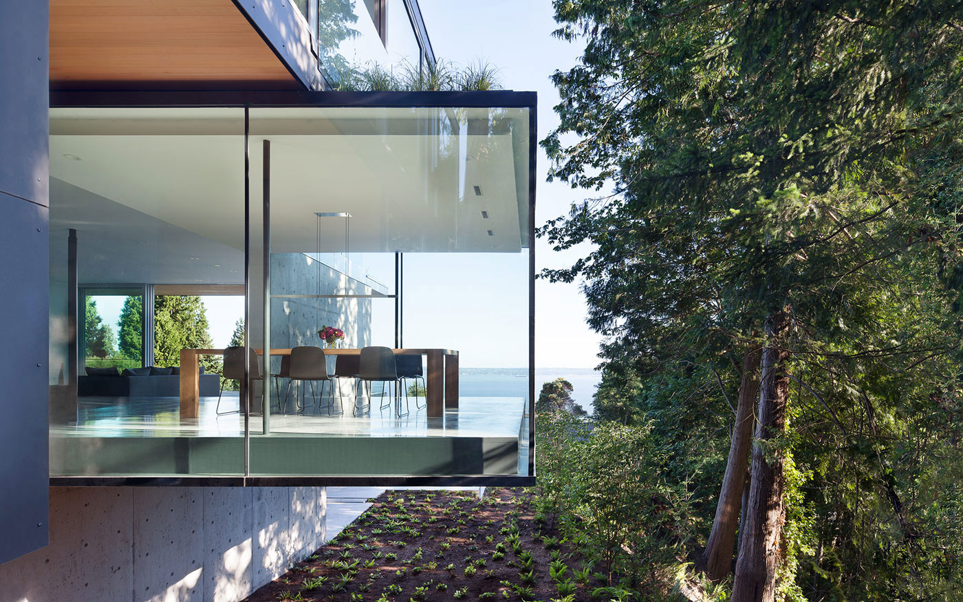 A Modern Forest House with Dramatic Cantilevers and Ocean Views in West Vancouver by Splyce Design (4)