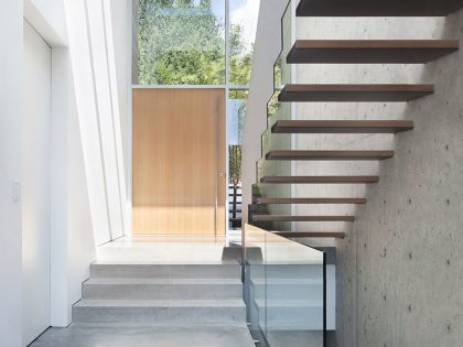 A Modern Forest House with Dramatic Cantilevers and Ocean Views in West Vancouver by Splyce Design (6)