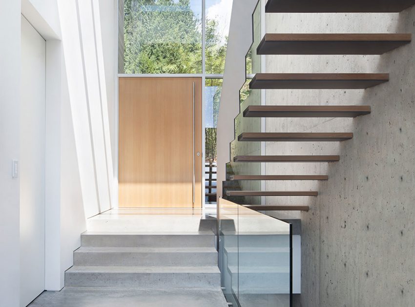 A Modern Forest House with Dramatic Cantilevers and Ocean Views in West Vancouver by Splyce Design (6)