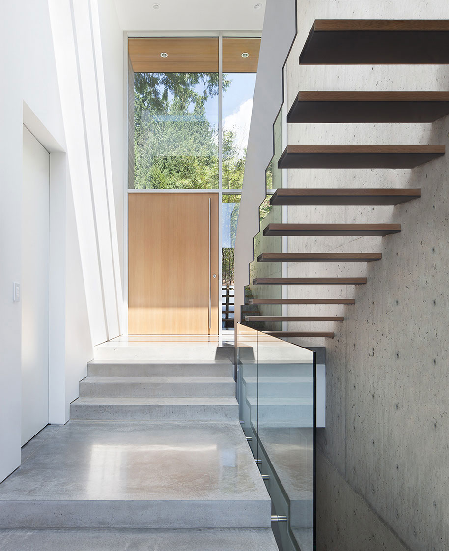 A Modern Forest House with Dramatic Cantilevers and Ocean Views in West Vancouver by Splyce Design (6)