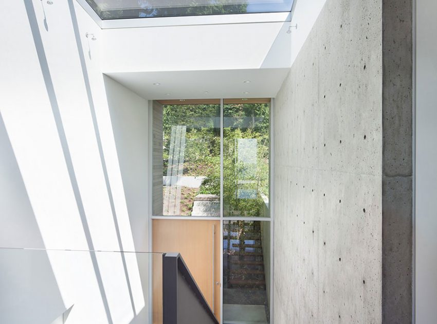 A Modern Forest House with Dramatic Cantilevers and Ocean Views in West Vancouver by Splyce Design (7)