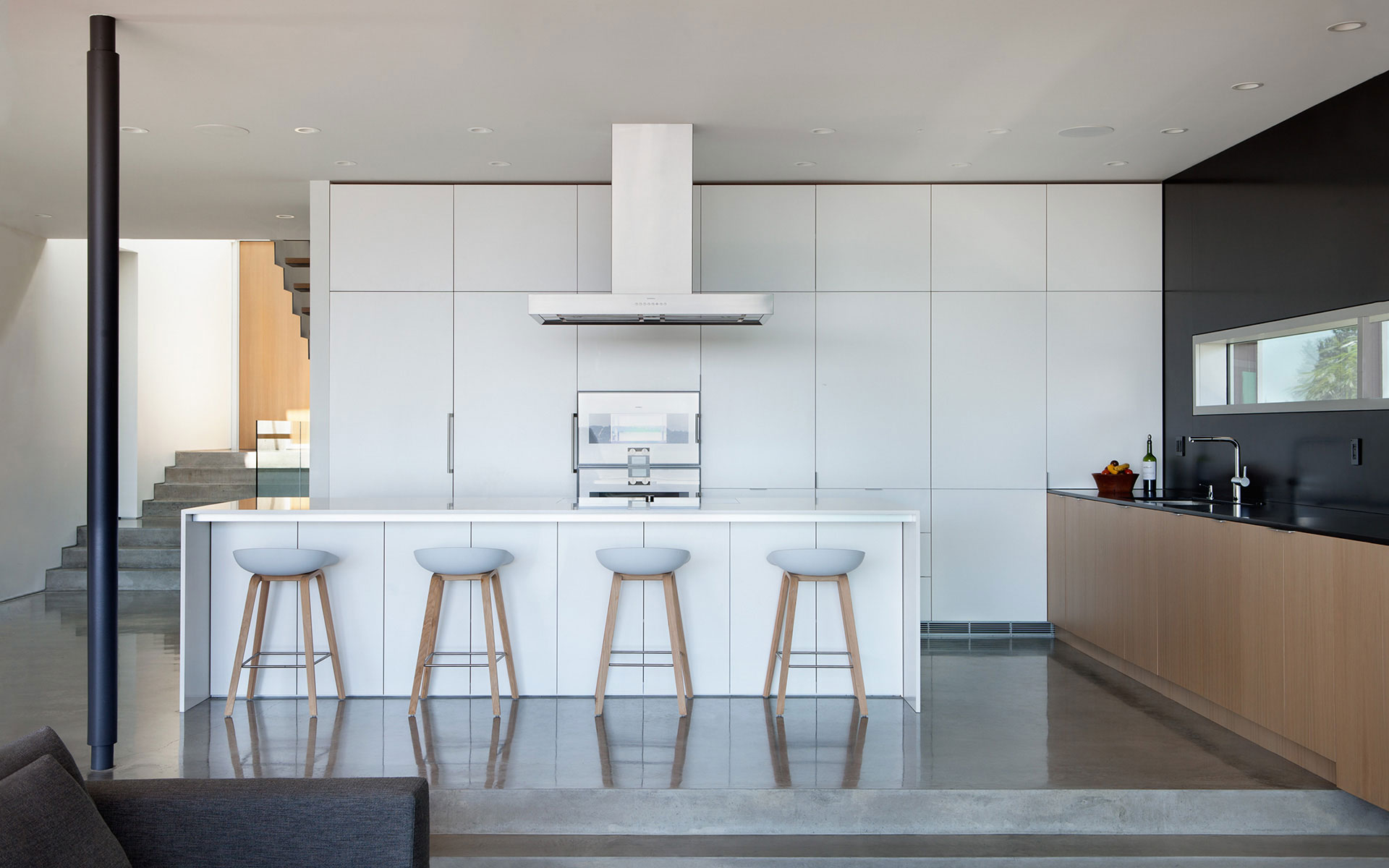 A Modern Forest House with Dramatic Cantilevers and Ocean Views in West Vancouver by Splyce Design (9)