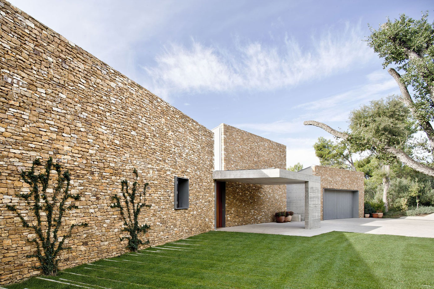 A Modern House with Stone on the Outside and Exposed Concrete on the Inside in El Ampurdán by b720 Fermín Vázquez Arquitectos (17)