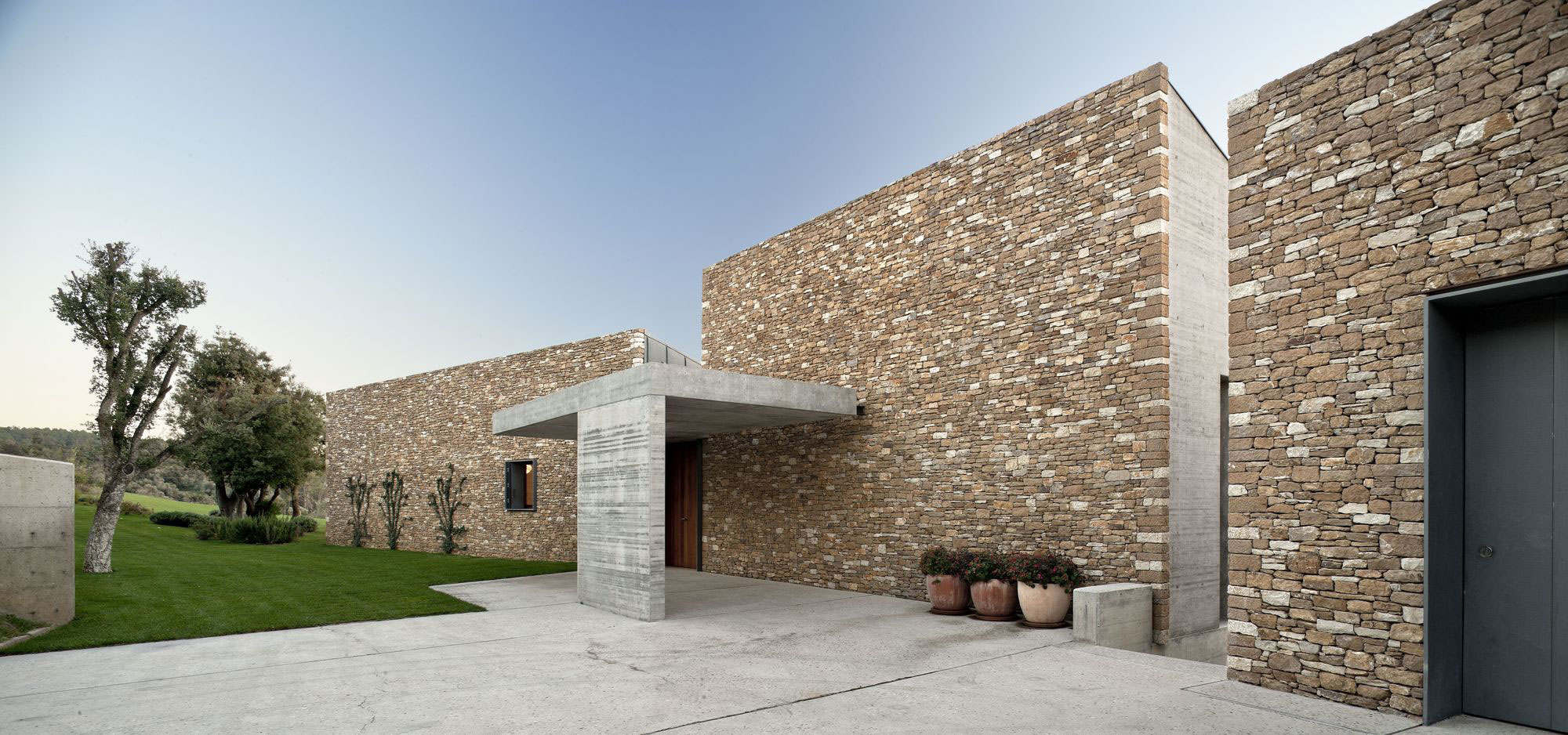 A Modern House with Stone on the Outside and Exposed Concrete on the Inside in El Ampurdán by b720 Fermín Vázquez Arquitectos (18)