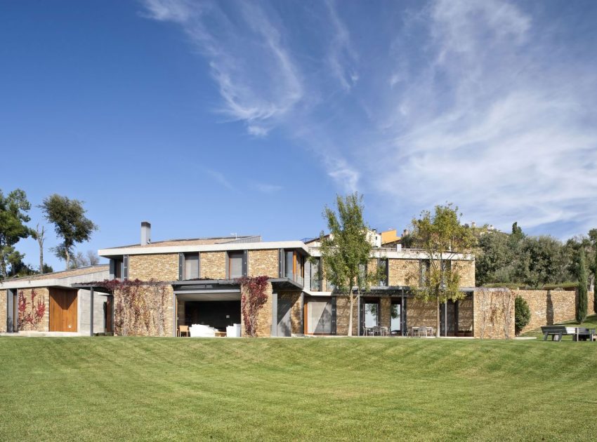 A Modern House with Stone on the Outside and Exposed Concrete on the Inside in El Ampurdán by b720 Fermín Vázquez Arquitectos (4)