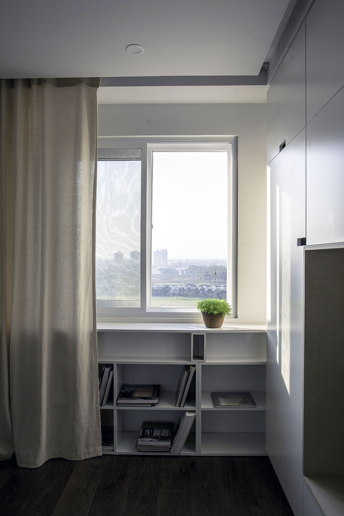 A Sensational Contemporary Apartment with Beautiful Interiors in Tay Ho, Vietnam by Hung Manh Tran (11)