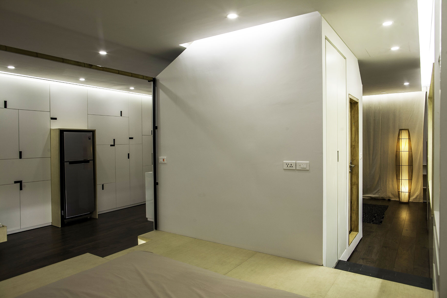 A Sensational Contemporary Apartment with Beautiful Interiors in Tay Ho, Vietnam by Hung Manh Tran (18)