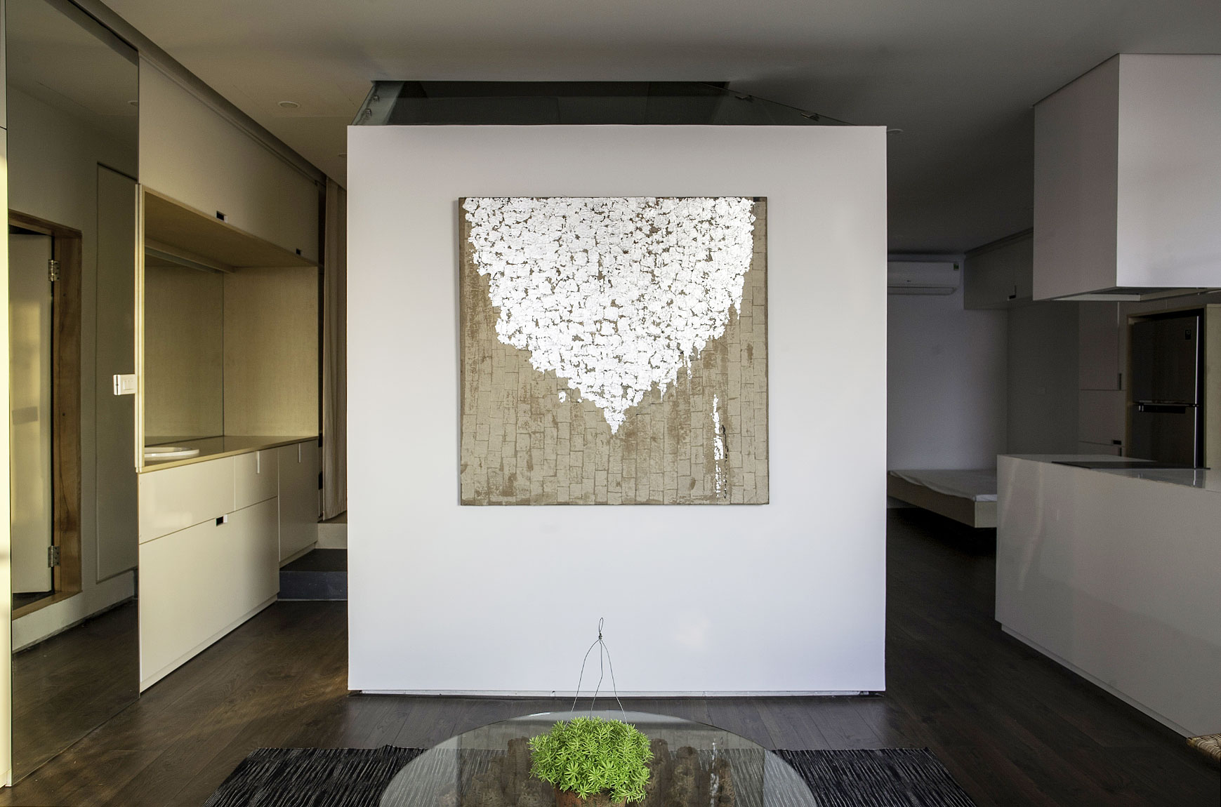 A Sensational Contemporary Apartment with Beautiful Interiors in Tay Ho, Vietnam by Hung Manh Tran (5)