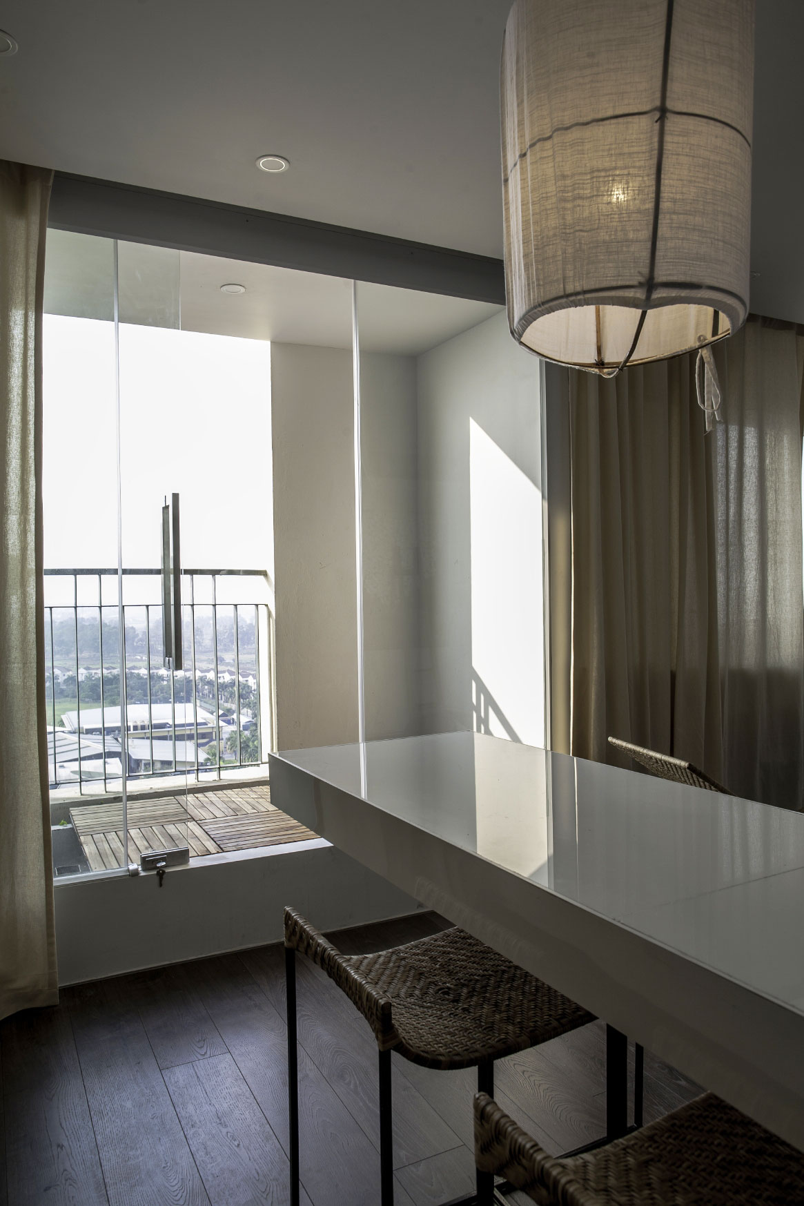 A Sensational Contemporary Apartment with Beautiful Interiors in Tay Ho, Vietnam by Hung Manh Tran (6)