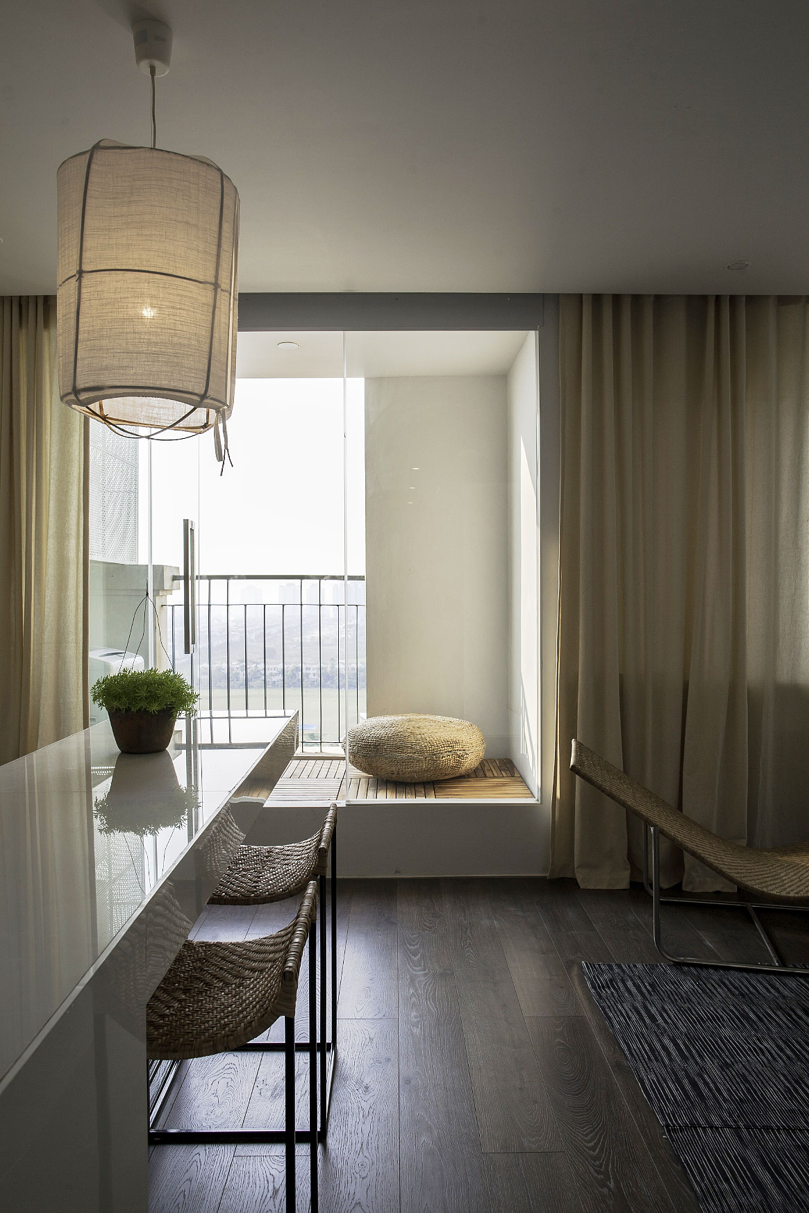 A Sensational Contemporary Apartment with Beautiful Interiors in Tay Ho, Vietnam by Hung Manh Tran (8)