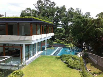 A Sensational Modern Tropical House Surrounded by Nature in Singapore by Guz Architects (4)