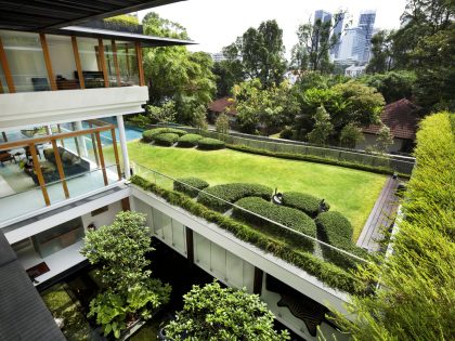 A Sensational Modern Tropical House Surrounded by Nature in Singapore by Guz Architects (5)