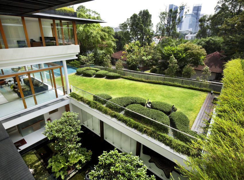 A Sensational Modern Tropical House Surrounded by Nature in Singapore by Guz Architects (5)