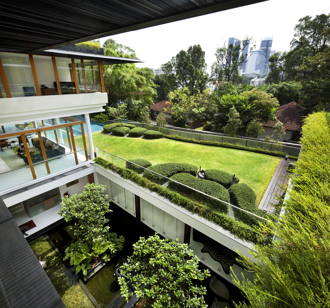 A Sensational Modern Tropical House Surrounded by Nature in Singapore by Guz Architects (5)