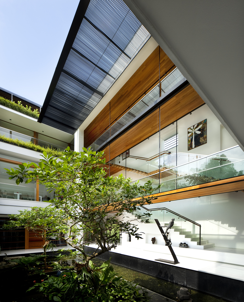 A Sensational Modern Tropical House Surrounded by Nature in Singapore by Guz Architects (7)