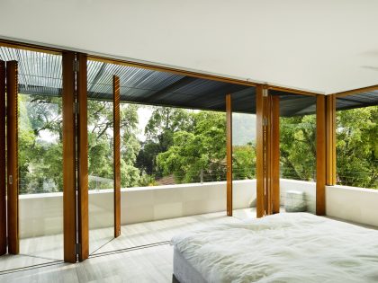 A Sensational Modern Tropical House Surrounded by Nature in Singapore by Guz Architects (9)