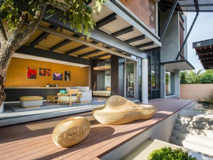 A Simple and Elegant Courtyard Home with Traditional Thai Elements in Nonthaburi