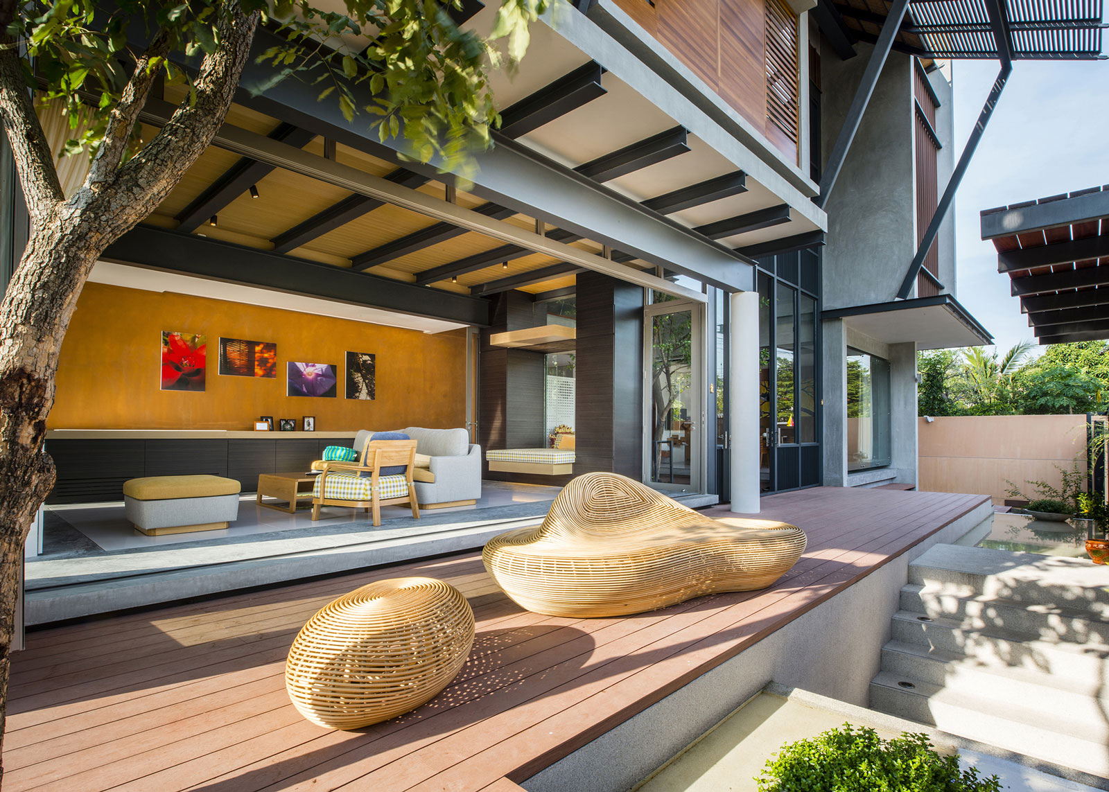 A Simple and Elegant Courtyard Home with Traditional Thai Elements in Nonthaburi by TA-CHA Design (1)