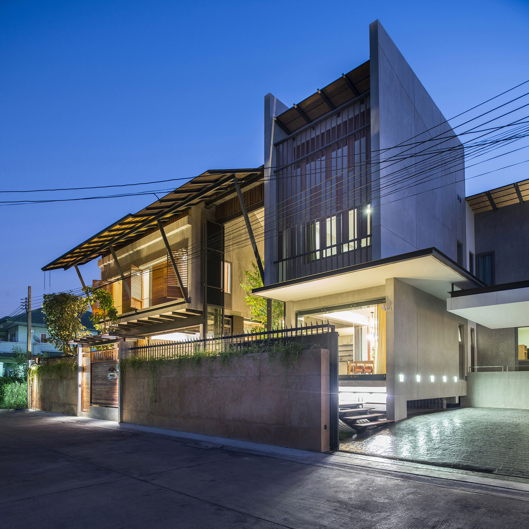 A Simple and Elegant Courtyard Home with Traditional Thai Elements in Nonthaburi by TA-CHA Design (12)