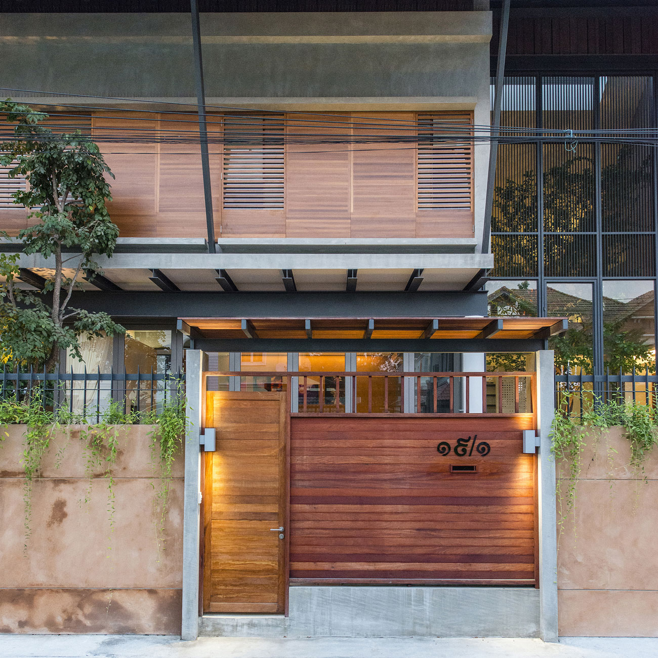 A Simple and Elegant Courtyard Home with Traditional Thai Elements in Nonthaburi by TA-CHA Design (13)