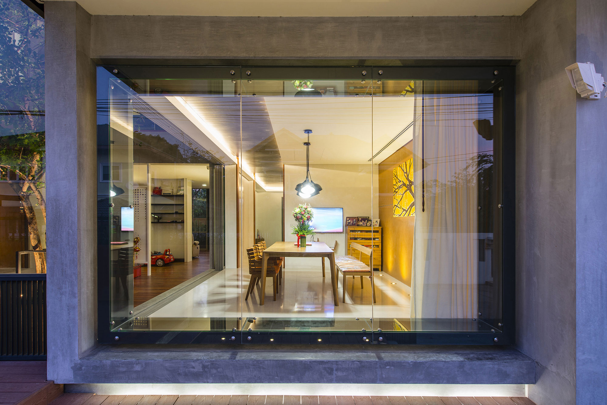 A Simple and Elegant Courtyard Home with Traditional Thai Elements in Nonthaburi by TA-CHA Design (15)