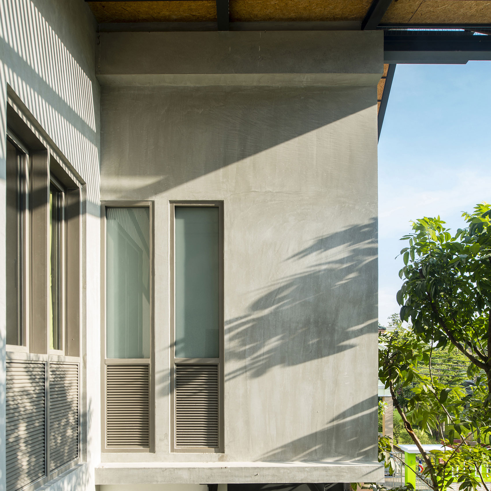 A Simple and Elegant Courtyard Home with Traditional Thai Elements in Nonthaburi by TA-CHA Design (2)