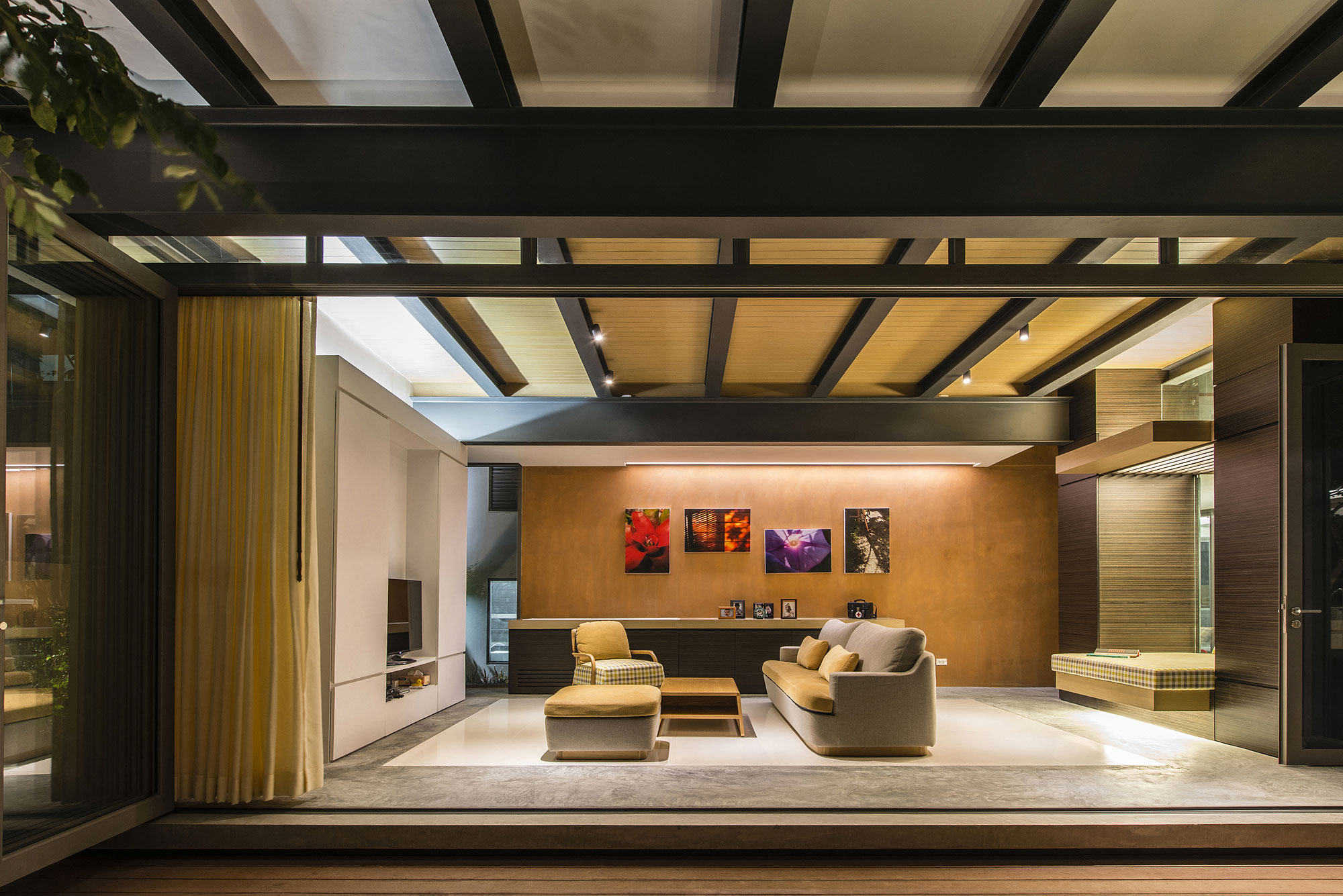 A Simple and Elegant Courtyard Home with Traditional Thai Elements in Nonthaburi by TA-CHA Design (3)