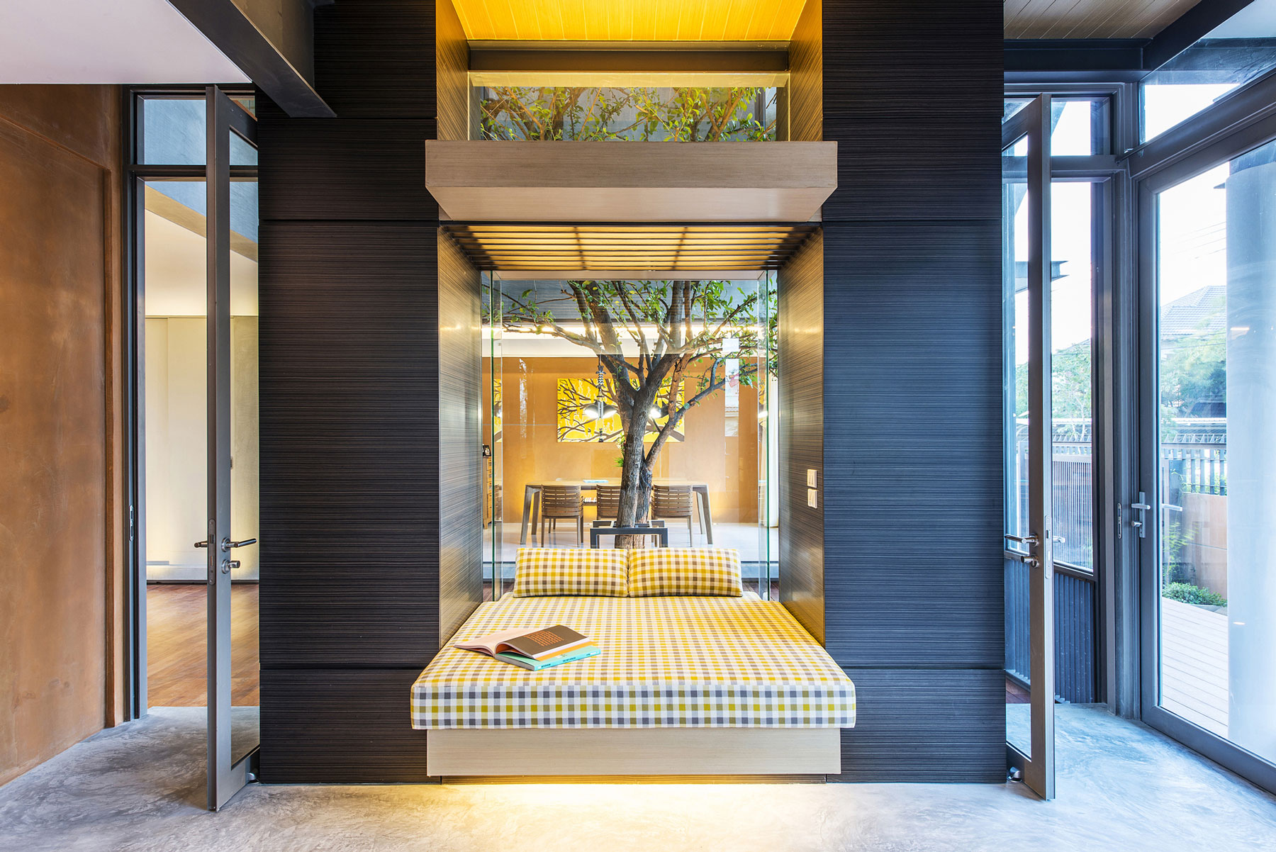 A Simple and Elegant Courtyard Home with Traditional Thai Elements in Nonthaburi by TA-CHA Design (4)