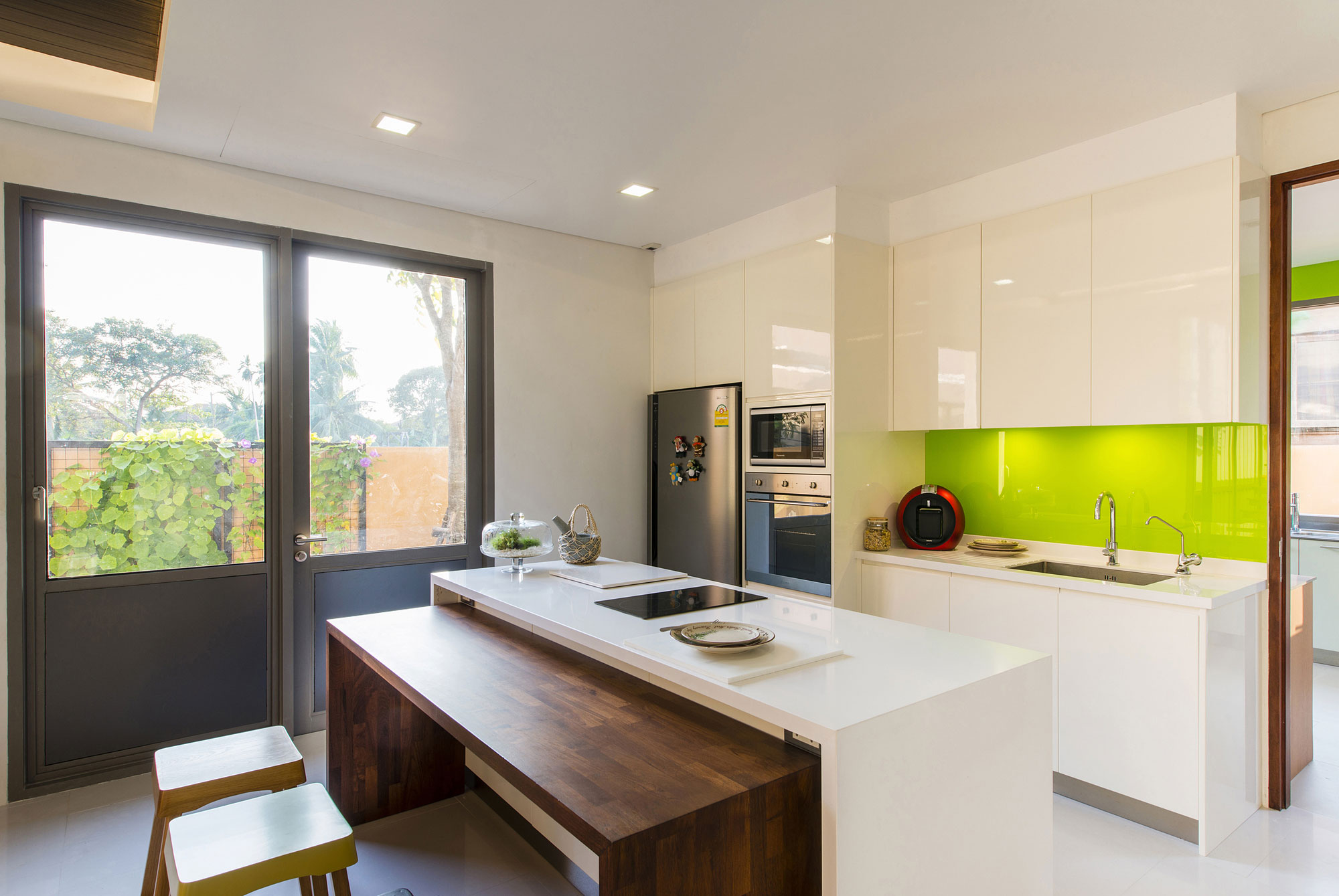 A Simple and Elegant Courtyard Home with Traditional Thai Elements in Nonthaburi by TA-CHA Design (5)