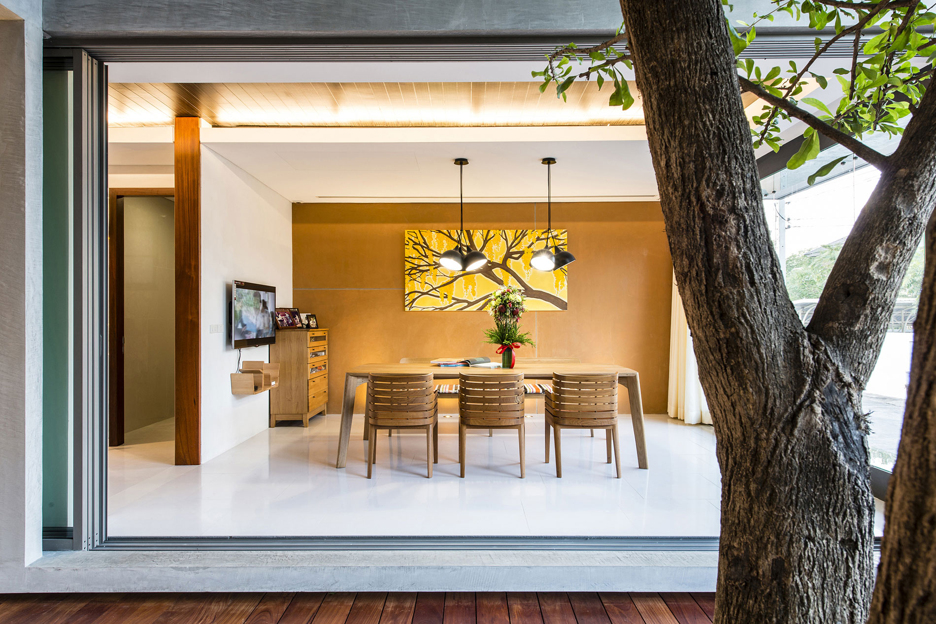 A Simple and Elegant Courtyard Home with Traditional Thai Elements in Nonthaburi by TA-CHA Design (6)