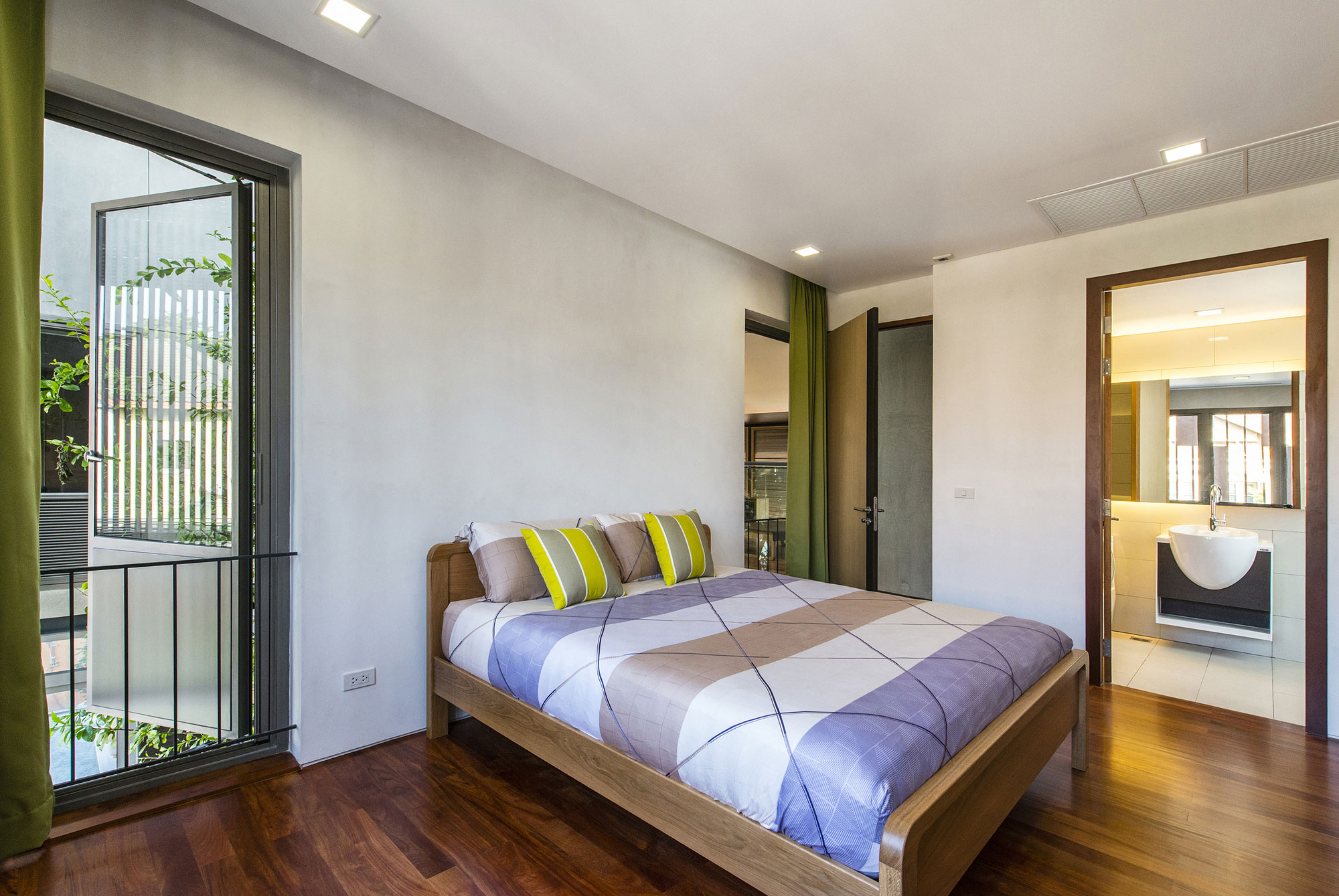 A Simple and Elegant Courtyard Home with Traditional Thai Elements in Nonthaburi by TA-CHA Design (7)