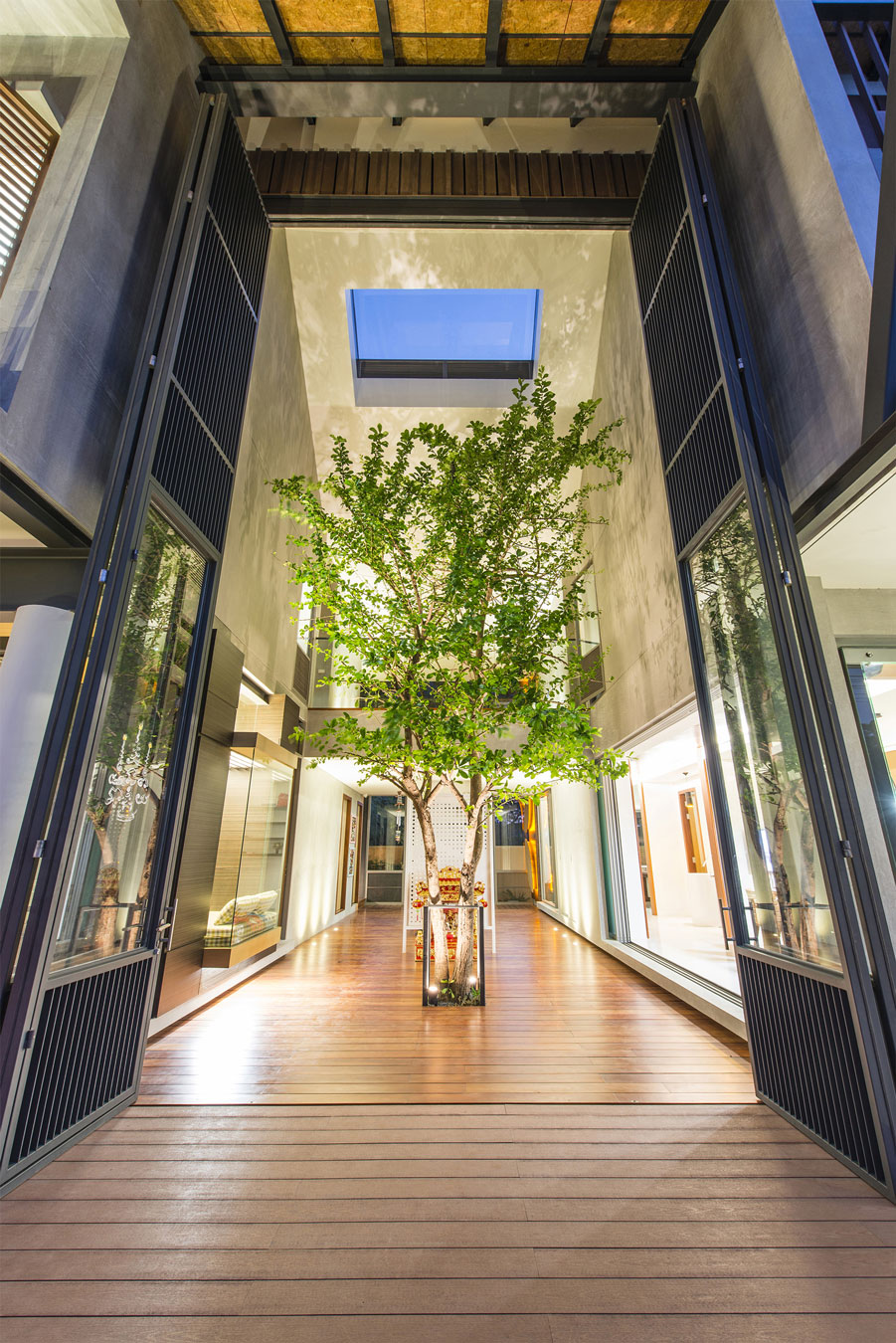 A Simple and Elegant Courtyard Home with Traditional Thai Elements in Nonthaburi by TA-CHA Design (8)