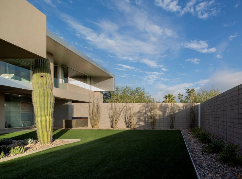 A Sleek Modern Home Characterized by Splendid White Pure Interiors in Scottsdale by Brent Kendle (1)