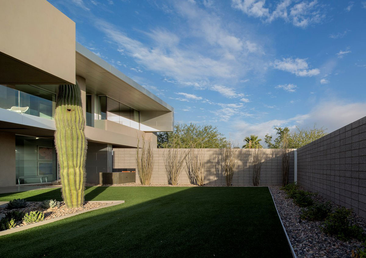 A Sleek Modern Home Characterized by Splendid White Pure Interiors in Scottsdale by Brent Kendle (1)