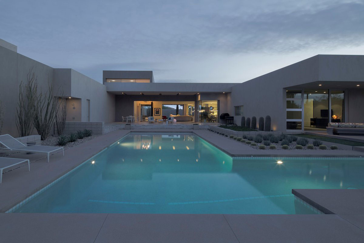 A Sleek Modern Home Characterized by Splendid White Pure Interiors in Scottsdale by Brent Kendle (17)