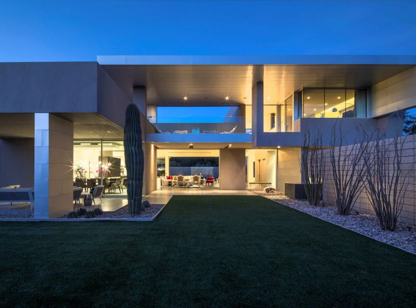 A Sleek Modern Home Characterized by Splendid White Pure Interiors in Scottsdale by Brent Kendle (18)