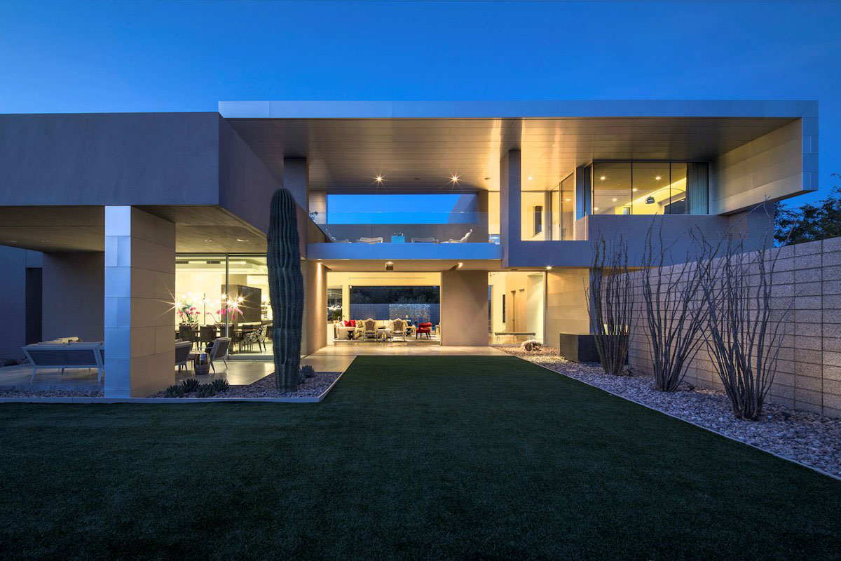 A Sleek Modern Home Characterized by Splendid White Pure Interiors in Scottsdale by Brent Kendle (18)