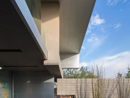 A Sleek Modern Home Characterized by Splendid White Pure Interiors in Scottsdale by Brent Kendle (2)