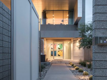 A Sleek Modern Home Characterized by Splendid White Pure Interiors in Scottsdale by Brent Kendle (20)