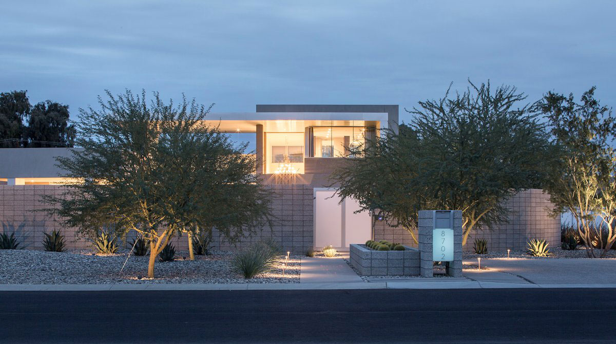 A Sleek Modern Home Characterized by Splendid White Pure Interiors in Scottsdale by Brent Kendle (21)