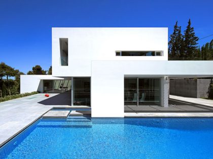 A Sleek and Sophisticated Modern Home with Elegant Perspective in Ekali, Greece by ISV Architects (4)