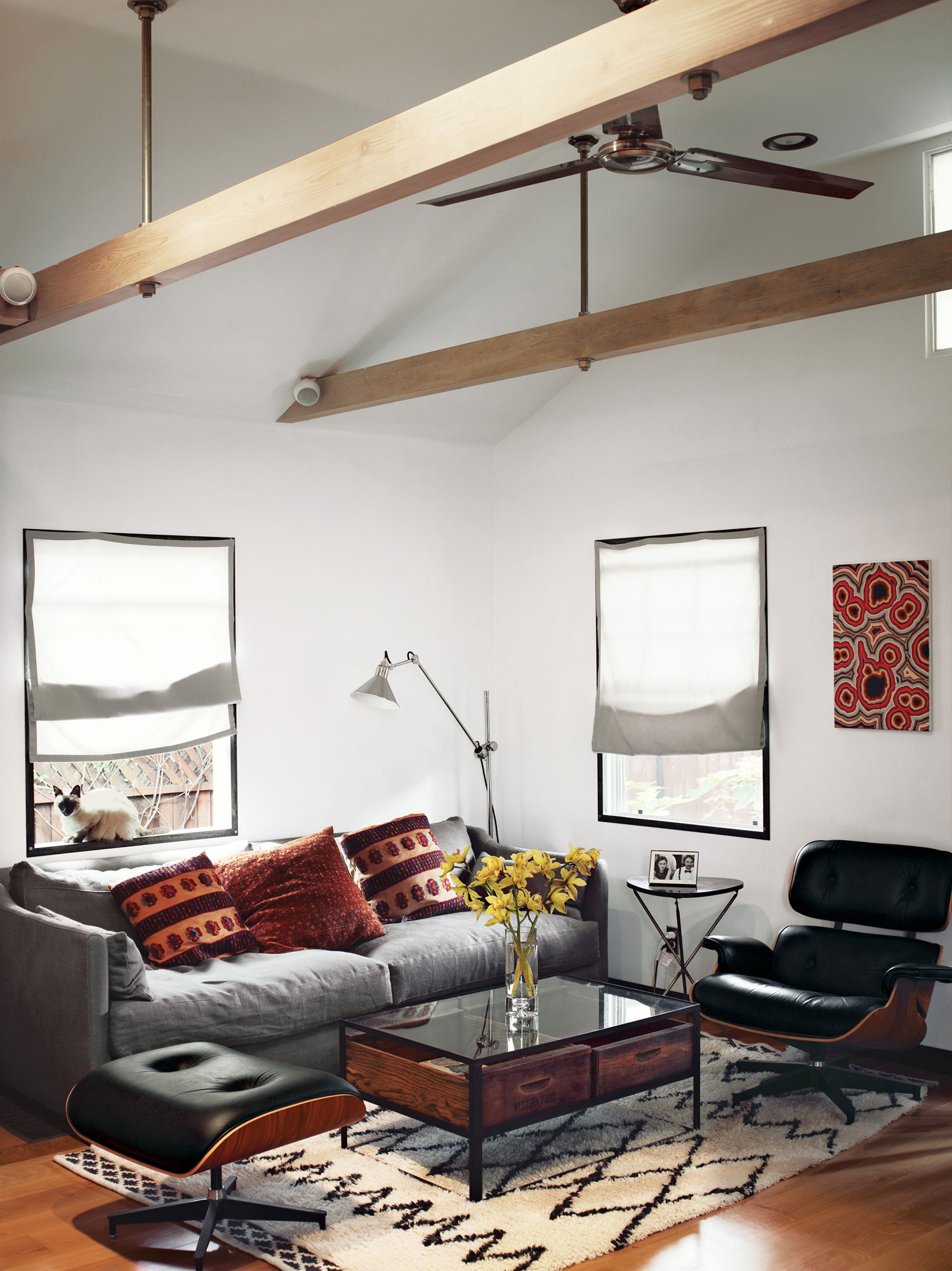 A Small Contemporary Loft with Cozy and Comfortable Atmosphere in Hollywood, California by Funn Roberts (1)